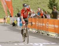 4.600 Höhenmeter, ein Bein, pure Inspiration: Einbeiniger Athlet sorgt beim Kitzbüheler Radmarathon für Gänsehautmoment