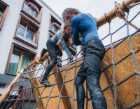 © Fotograf / ©TVB St. Anton a. A._Eva Beer / Anna Strigl gab vollen Körpereinsatz. Unterstützt von ihrem Freund Felix Klingler und ihrem Team "Oachkatzln" brillierte sie das erste Mal beim Arlberger Wadlbeisser. Arlberger Wadlbeisser 2025: Über 300 Teilnehmern glühten die Wadln