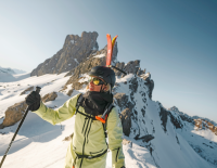 Immer mit  auf Tour: Ein Blick auf Skitouren­zubehör mit Fokus auf Helm und Stöcke