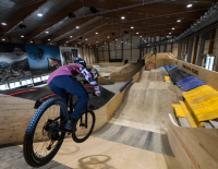 Indoor-Bikepark in der AREA 47 – deine ultimative Winter-Location für Training, Action und entspannte Nächte