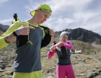 © Hersteller / Dynafit / Wisthaler.com / Trailwesten für Stauraum sind im Geländelaufen nicht wegzudenken – immer mehr verwenden sie auch auf der Straße. Road trifft Trail