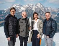 © © saalfelden-leogang.com / MichaelGeißler / v.l.n.r.: Marco Pointner, Geschäftsführer der Saalfelden Leogang Touristik, Hannes Riedlsperger, Obmann des Tourismusverbandes Saalfelden, Nadja Blumenkamp, Obfrau des Tourismusverbandes Leogang und Kornel Grundner, Geschäftsführer der Leoganger Bergbahnen und Bikepark Leogang Internationale Auszeichnung für nachhaltigen Bike-Tourismus für Saalfelden Leogang