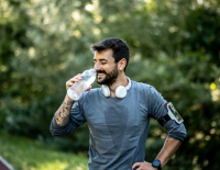 © iStock / Getty Images Plus / Sanja Radin / NACHTANKEN. Geht es primär um Flüssigkeitsversorgung, sind hypotonische Getränke erste Wahl. Braucht es auch Energie, greift man zum isotonischen. Mehr als nur Zucker: Kohlenhydrat-Drinks und der Unterschied zwischen isoton und hypoton