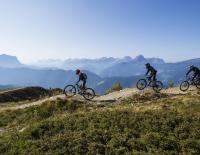 © Fotograf / Lukas Schäfer Mit der Bike School Kronplatz auf die Trails der Dolomiten