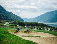 © © lake.bike / Hubert Kaufmann / Im lake.bike Trailcenter Ossiacher See gibt es zahlreiche Flow-Trails für Einsteiger. Top 20 (e)MTB-Trails für Einsteiger