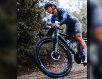 © © Canyon / HarryTalbot / Balanceakt. Als Gravel-Racerin ist Carolin Schiff aufs Ergebnis fokussiert – zum Ausgleich dürfen genügend entspannte Ausfahrten mit Freunden nicht fehlen. Endlos Schotter – Unbound-Siegerin Carolin Schiff übers Gravel-Racen
