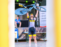 © © marieceres.photography / Rund um Sachsen // Hintergrund erweitert mit KI (Adobe Firefly) / Christoph Strasser: Rund um Sachsen Unsupported auf Platz zwei: Strasser glänzt bei Rund um Sachsen