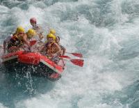 © Getty Images / E+ / mihailomilovanovic / ABKÜHLUNG GEFRAGT. Rafting ersetzt keine Ausdauer- oder Krafttrainingseinheit, ist aber ein cooler, motivierender Sommer- und Urlaubssport und auch als Teambuilding fein. Sommertraining ohne Hitzestress: 10 Tipps für heiße Tage vom SPORTaktiv-Doc