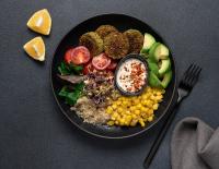 © © iStock / Getty Images Plus / Anna Puzatykh Einfache und köstliche Falafel-Bowl: Proteinreich, sättigend und voller Geschmack