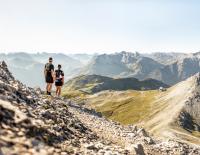 © Fotograf / Lucas Tiefenthaler / KI-Edit HIER OBEN. Wo Weite, Ruhe und alpine Höhenlagen aufeinandertreffen, wird der Blick auf die Region frei