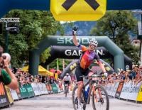 © Fotograf / Erwin Haiden / Der Sieger der Extremdistanz 200 km, Manuel Pliem, bei seinem triumphalen Siegeinlauf. 4.200 Biker aus 42 Nationen: Somavilla und Pliem triumphieren bei der Salzkammergut Mountainbike Trophy