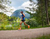 © Tourismusregion / Region Seefeld / Ganghofertrail 2024 – einzelner Läufer bei Weidachsee mit Blick auf Arnspitzen. Trailrunning in paradise: Der Ganghofertrail in Leutasch (T) wird 18