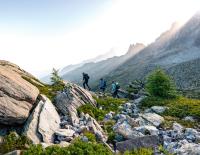 © © Mammut / Schichtsystem. Bergsport-Jacken werden heute im Schichtsystem gedacht. Je nach Situation kommen Herdshell-, Softshell- oder Isolationsjacken zum Einsatz. Drei Jacken für alle Fälle – Hardshell, Softshell & Isolationsjacke: Welche wann zum Einsatz kommtDrei Jacken für alle Fälle – Hardshell, Softshell & Isolationsjacke: Welche wann zum Einsatz kommt