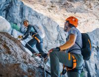 Sicher in die Vertikale - Was bei Klettersteigset, Klettergurt, Helm und Klettersteigschuhen zählt