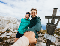 © © Bergerlebnis Berchtesgaden / Johannes Kopf / Geschafft! Gipfelmoment auf dem Schneibstein in Berchtesgaden. Top 20 Herbst-Gipfeltouren 2026
