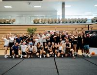 © © phipos.studio Nachwuchsförderung als langfristiges Ziel Die Sportchallenge ist Teil des Engagements von MaxiNutrition für den österreichischen Nachwuchssport. Seit der Gründung der MaxiNutrition Nachwuchsklasse im Jahr 2024 unterstützt die Marke junge Athlet nicht nur mit Sporternährung, sondern auch durch Vernetzung, Sichtbarkeit und den Austausch mit erfahrenen Spitzensportler. „Unsere Nachwuchsklasse zeigt jedes Jahr aufs Neue, wie viel Potenzial in Österreichs jungen Athlet steckt. Die Sportchallenge bietet ihnen d