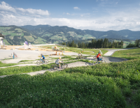 © © Snow Space Salzburg / Chris Eder / Kinder fahren auf den Trails der woom bike area. Neuer Family Trail im Snow Space Salzburg: THE SNAIL ist eröffnet