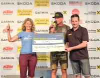 © Fotograf / Bernd Schröckelsberger / Britta Schwarz von DEBRA Austria und Gregor Lindpointner vom MTB Club Salzkammergut bei der Spendenübergabe nach der Salzkammergut-Trophy 2026. Soziales Engagement seit vielen Jahren: Salzkammergut-Trophy unterstützte erneut die „Schmetterlingskinder“!