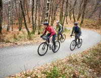 Rauf treten, runter rollen: Bekleidungstipps für Herbst-Biketouren