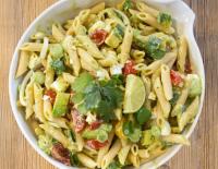 Rezept für einen cremigen Avocado-Nudelsalat