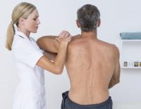 6 Behandlungsmethoden gegen Rückenschmerzen, die wirklich helfen / Bild: iStock / Wavebreakmedia
