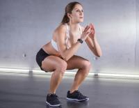 Trend Bodyweight-Work-out: Nie wieder Fitnessstudio / Bild: Runtastic Results air squats Kniebeugen