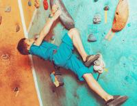 Familiensport Bouldern: Klettern in Absprunghöhe / iStock / Remains