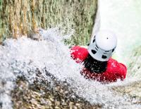 Trendsport Canyoning: Ein Mix aus Abenteuer und Ausdauertraining / Bild: iStock / duzimage