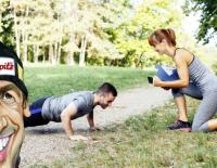 Fit mit Sumi: Meine Erfahrungen mit den Sportmagistern / Bild: iStock / djiledesign / Karikatur: Petar Pismestrovic / Montage: sportaktiv.com