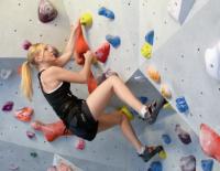 Felswand, ich komme: Kletterneuling Claudia beim Kletterkurs