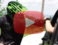 This is Downhill: Einrad vs. Auto / Bild: Martin Gruja / Youtube