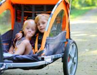Radeln mit Kids: Was einen guten Kinderfahrradanhänger ausmacht / Bild: iStock / ChristinLola