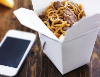 Fett-Falle Bestellservice: So sparst du unnötige Kalorien beim Ordern / Bild: iStock / rez-art