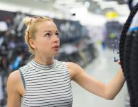Frau beim Fahhrad kaufen / Bild: istock / kasto 80
