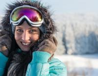 Frauen ticken anders: Das kann die Skiausrüstung für die Dame / Bild: iStock / CandyBoxImages