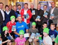 Bild: Johannes Zinner / G&G Verlag © Bild: Johannes Zinner / G&G Verlag v.l.n.r: Franz Klammer, Annemarie Moser-Pröll, Hans Knauß, Hans Pum (ÖSV), Stefan Eberharter, Fritz Strobl, Toni Polster, Wolfgang Gotschke (Sportministerium), Georg Glöckler (G&G Verlag), Michael Walchhofer Im Vordergrund: Schüler der OKMS Enkplatz und Strongman Franz Müllner.