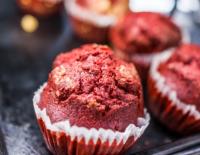 Gesunder Rezepttipp für den Sommer: Red Velvet Muffins / Bild: iStock / krblokhin