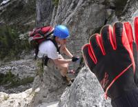 Warum du auch im Sommer nicht auf Handschuhe verzichten solltest / Bild: iStock / Sebastian Hamm // ZANIER