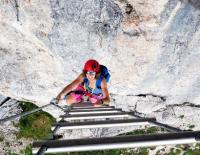 Zwischen bequem und extrem: Das steckt hinter dem Klettersteig-Hype / Bild: Axel Jentzsch-Rabl