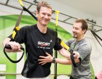 Läufer beim Krafttraining: Der Kampf gegen die Kettlebells / Bild: Thomas Polzer