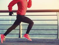 Diese Eigenschaften muss eine moderne Laufjacke mitbringen / Bild: iStock / lzf