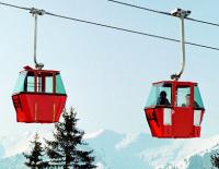 1972 baute Doppelmayr in Mellau im Bregenzerwald diese Einseil­umlaufbahn. Die Türen der Gondeln wurden noch händisch bedient. / Bild: Doppelmayr