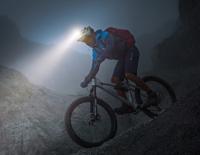 Biker im Dunkeln mit Beleuchtung / Bild: Lupine Blika Bike