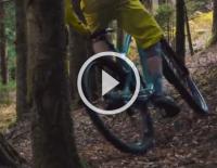 Mountainbiker in Wald von "Ninja" attackiert / Bild: Giromagny Enduro Team / Screenshot Vimeo