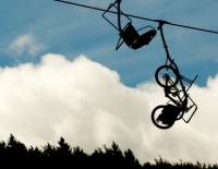 Mittendrin: Mountainbiken als Sessellift-Sport / Bild: iStock / Neyya