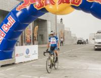 Eduard Fuchs fährt durchs Ziel in Wladiwostok. / Bild: Denis Klero / Red Bull Content Bull