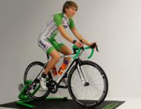 Triathlon-Profi Lis Gruber und ihre Kollegen vom PEWAG Racing Team nutzen Rollentrainer für effektive Trainingseinheiten im Winter. / Bild: PEWAG Racing Team