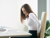 Rückenschmerzen beim Sitzen / Bild: istock / fizkes © Rückenschmerzen beim Sitzen / Bild: istock / fizkes Rückenschmerzen beim Sitzen / Bild: istock / fizkes