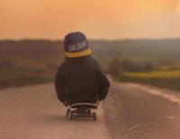 Alle an Board: Was das Skateboard zum perfekten Sportgerät für Kinder macht ... / Bild: KK