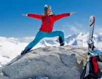Freeride meets Yoga: Sonnia Höffken lädt zum Downhill Dog / Bild: Thorsten Jochim